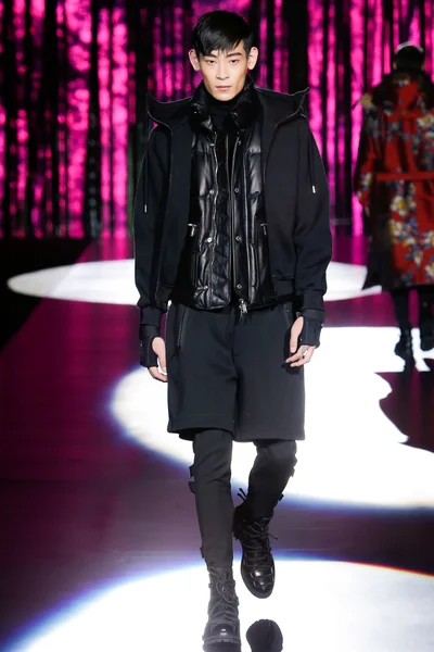 Look 16